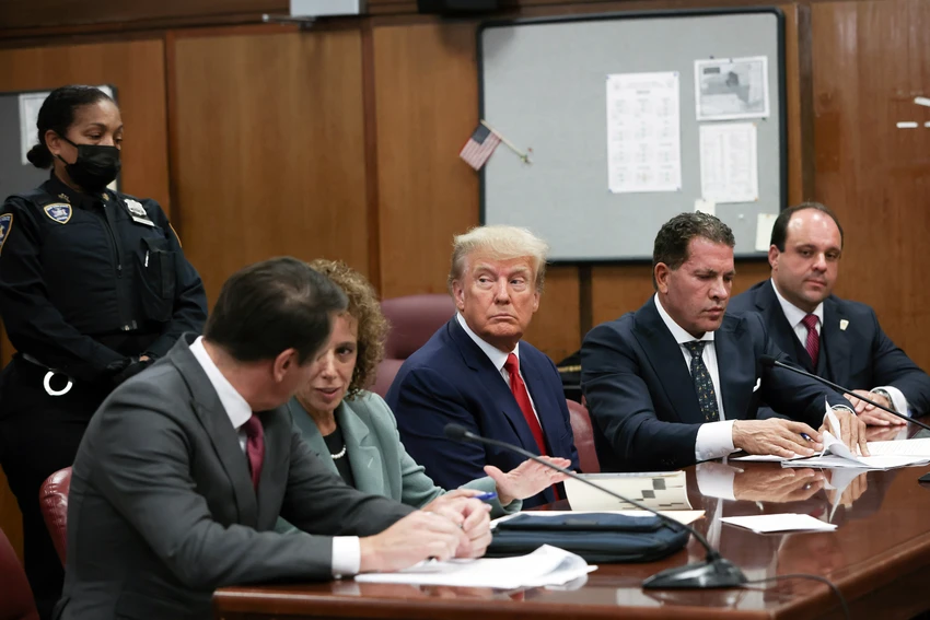 Cựu Tổng thống Donald Trump ngồi trong phòng xử án tại Tòa án Hình sự Manhattan (New York, Mỹ) chiều 4-4. Ảnh: REUTERS Cựu Tổng thống Donald Trump ngồi trong phòng xử án tại Tòa án Hình sự Manhattan (New York, Mỹ) chiều 4-4. Ảnh: REUTERS