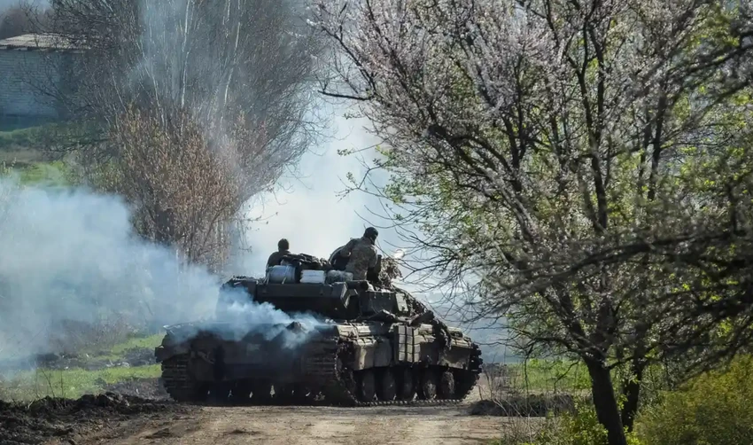 Lính Ukraine lái xe gần TP Bakhmut. Ảnh: REUTERS Lính Ukraine lái xe gần TP Bakhmut. Ảnh: REUTERS