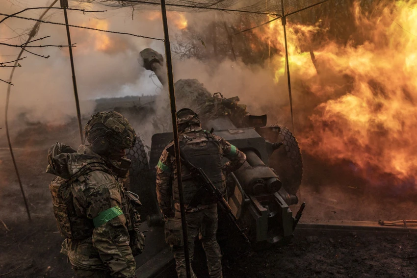 Lính Ukraine khai hỏa ở TP Bakhmut vào ngày 13-4. Ảnh: GETTY IMAGES