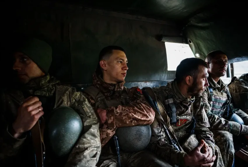 Lính Ukraine trên một chiếc xe tải quân sự gần Bakhmut, tỉnh Donetsk vào ngày 30-4. Ảnh: REUTERS Lính Ukraine trên một chiếc xe tải quân sự gần Bakhmut, tỉnh Donetsk vào ngày 30-4. Ảnh: REUTERS