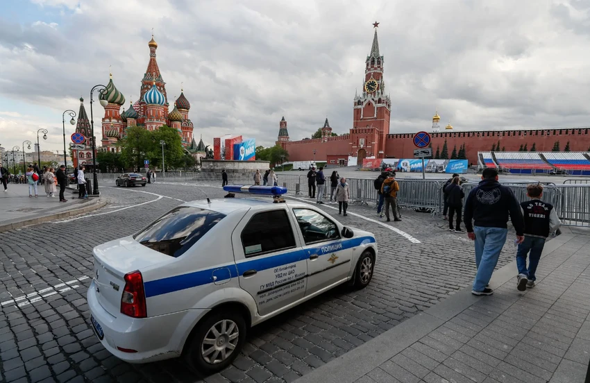 Xe cảnh sát ở bên ngoài Điện Kremlin hôm 3-5, sau vụ UAV tấn công vào Điện. Ảnh: THE NEW YORK TIMES Xe cảnh sát ở bên ngoài Điện Kremlin hôm 3-5, sau vụ UAV tấn công vào Điện. Ảnh: THE NEW YORK TIMES