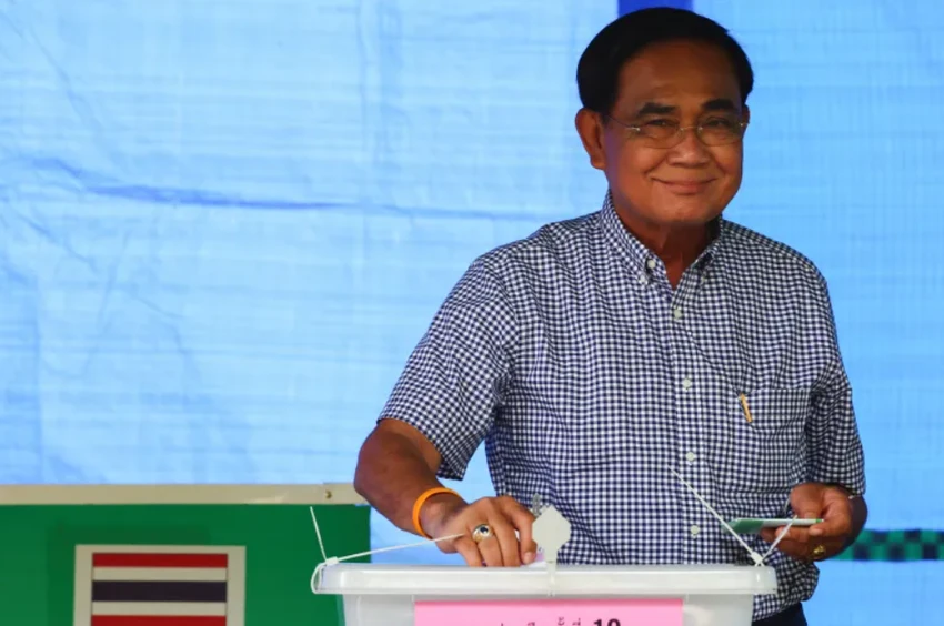 Thủ tướng Thái Lan Prayuth Chan-ocha đi bầu cử ngày 14-5. Ảnh: REUTERS