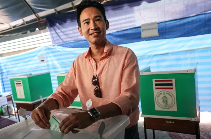 Lãnh đạo đảng Tiến bước Pita Limjaroenrat đi bỏ phiếu ngày 14-5. Ảnh: AFP