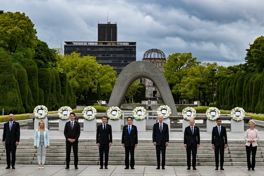 Các nhà lãnh đạo G7 đặt hoa tưởng niệm tại Công viên Tưởng niệm Hòa bình Hiroshima, Nhật hôm 19-5. Ảnh: THE NEW YORK TIMES Các nhà lãnh đạo G7 đặt hoa tưởng niệm tại Công viên Tưởng niệm Hòa bình Hiroshima, Nhật hôm 19-5. Ảnh: THE NEW YORK TIMES