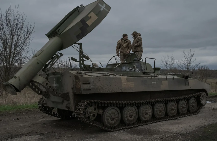 Lính Ukraine ngồi trên chiếc xe rà bom mìn thu được từ Nga ở TP Kramatorsk, tỉnh Donetsk (đông Ukraine). Ảnh: THE NEW YORK TIMES Lính Ukraine ngồi trên chiếc xe rà bom mìn thu được từ Nga ở TP Kramatorsk, tỉnh Donetsk (đông Ukraine). Ảnh: THE NEW YORK TIMES