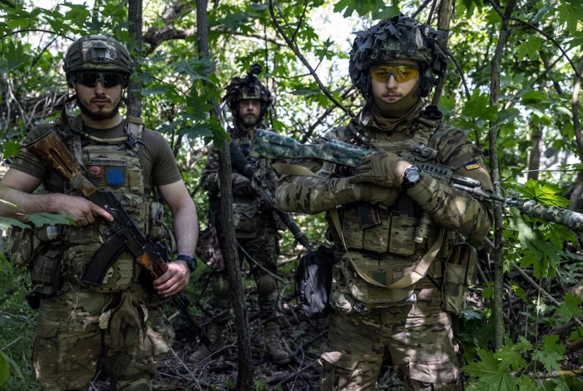 Lính Ukraine ở một địa điểm không được tiết lộ vào tháng 5-2023. Ảnh: THE WASHINGTON POST Lính Ukraine ở một địa điểm không được tiết lộ vào tháng 5-2023. Ảnh: THE WASHINGTON POST