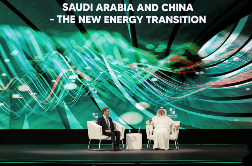 Bộ trưởng năng lượng Saudi Arabia - Hoàng thân Abdulaziz bin Salman Al-Saud (phải) phát biểu trong Hội nghị Kinh doanh Trung Quốc - Ả Rập lần thứ 10 vào ngày 11-6. Ảnh: REUTERS