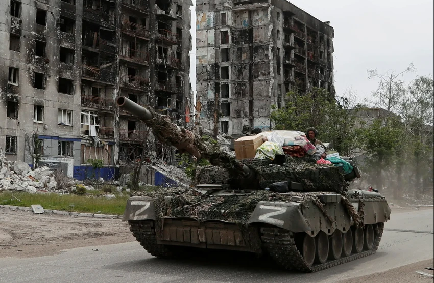 Xe tăng Nga ở TP Popasna (tỉnh Luhansk) vào năm 2022. Ảnh: Alexander Ermochenko/Reuters Xe tăng Nga ở TP Popasna (tỉnh Luhansk) vào năm 2022. Ảnh: Alexander Ermochenko/Reuters