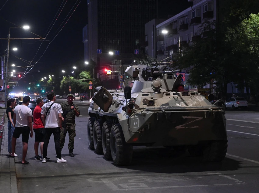 Xe bọc thép chở quân của Nga trên một con phố ở phía nam thành phố Rostov-on-Don ngày 24-6. Ảnh: REUTERS Xe bọc thép chở quân của Nga trên một con phố ở phía nam thành phố Rostov-on-Don ngày 24-6. Ảnh: REUTERS