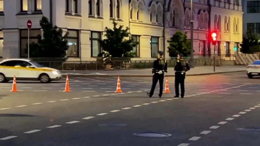 Cảnh sát trên một con đường bị phong tỏa ở thủ đô Moscow ngày 24-6. Ảnh: REUTERS Cảnh sát trên một con đường bị phong tỏa ở thủ đô Moscow ngày 24-6. Ảnh: REUTERS
