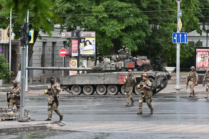 Lính đánh thuê của công ty quân sự tư nhân Nga Wagner ở TP Rostov-on-Don, tỉnh Rostov (Nga) hôm 24-6. Ảnh: REUTERS Lính đánh thuê của công ty quân sự tư nhân Nga Wagner ở TP Rostov-on-Don, tỉnh Rostov (Nga) hôm 24-6. Ảnh: REUTERS