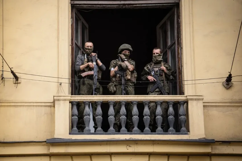 Lính Wagner ở TP Rostov-on-Don, tỉnh Rostov (Nga) vào hôm 24-6. Ảnh: AFP