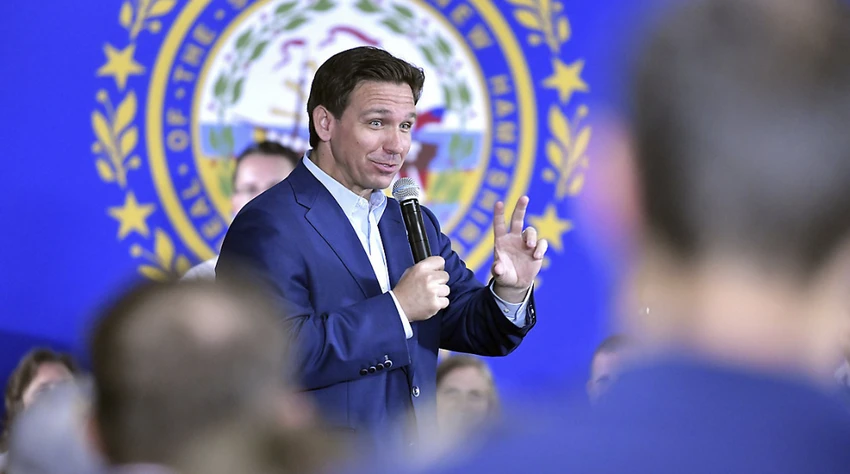 Thống đốc bang Florida - ông Ron DeSantis phát biểu ở Tòa thị chính Hollis vào ngày 27-6. Ảnh: AP Thống đốc bang Florida - ông Ron DeSantis phát biểu ở Tòa thị chính Hollis vào ngày 27-6. Ảnh: AP