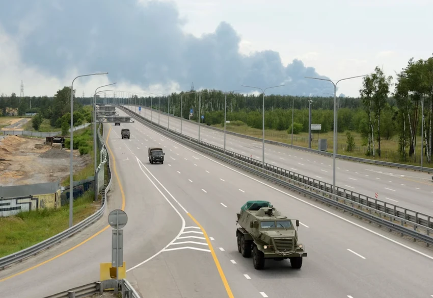 Lính Wagner trên đường cao tốc tỉnh Voronezh vào ngày 24-6. Ảnh: REUTERS