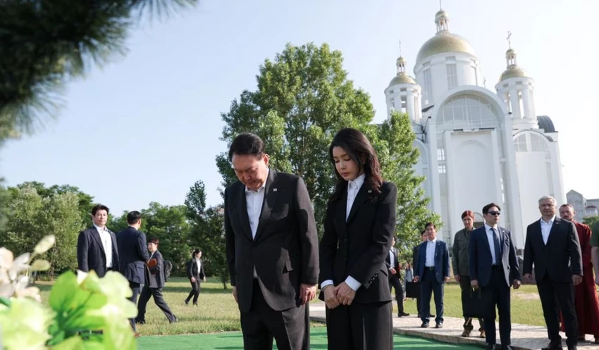 Tổng thống Hàn Quốc Yoon Suk Yeol và phu nhân Kim Keon Hee thăm ngôi mộ tập thể ở TP Bucha, tỉnh Kiev ngày 15-7. Ảnh: REUTERS