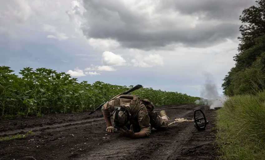 Lính Ukraine nằm xuống chỗ an toàn sau khi gỡ một quả mìn chống tăng. Ảnh: THE WASHINGTON POST Lính Ukraine nằm xuống chỗ an toàn sau khi gỡ một quả mìn chống tăng. Ảnh: THE WASHINGTON POST