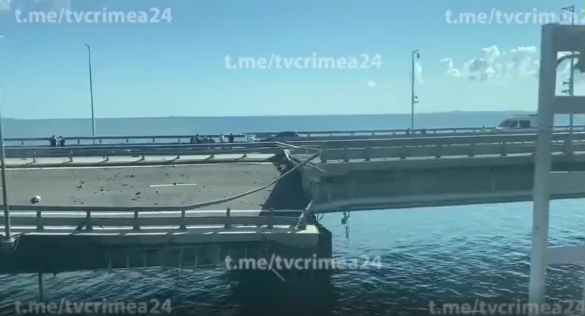Cầu Crimea bị hư hại sau cuộc tấn công ngày 17-7. Ảnh chụp màn hình của đài truyền hình Crimea Cầu Crimea bị hư hại sau cuộc tấn công ngày 17-7. Ảnh chụp màn hình của đài truyền hình Crimea