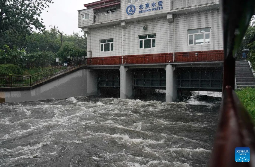 Nước mưa chảy qua một cửa xả lũ của một con sông ở Bắc Kinh. Ảnh: XINHUA Nước mưa chảy qua một cửa xả lũ của một con sông ở Bắc Kinh. Ảnh: XINHUA