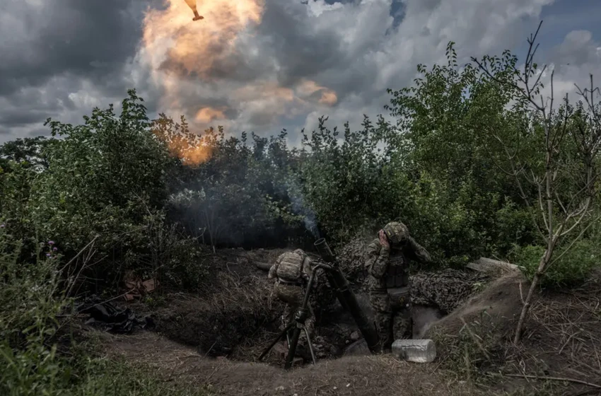 Đơn vị súng cối của Lữ đoàn cơ giới số 24 của Ukraine khai hỏa tại tỉnh Donetsk vào tháng 7. Ảnh: THE NEW YORK TIMES