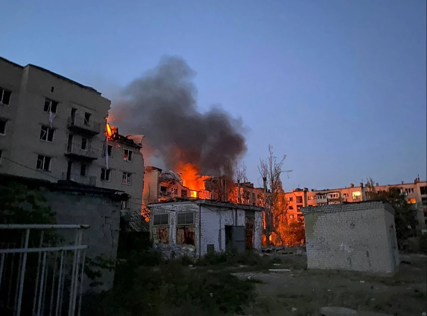 TP Pokrovsk (tỉnh Donetsk) bị pháo kích vào ngày 7-8. Ảnh: REUTERS TP Pokrovsk (tỉnh Donetsk) bị pháo kích vào ngày 7-8. Ảnh: REUTERS
