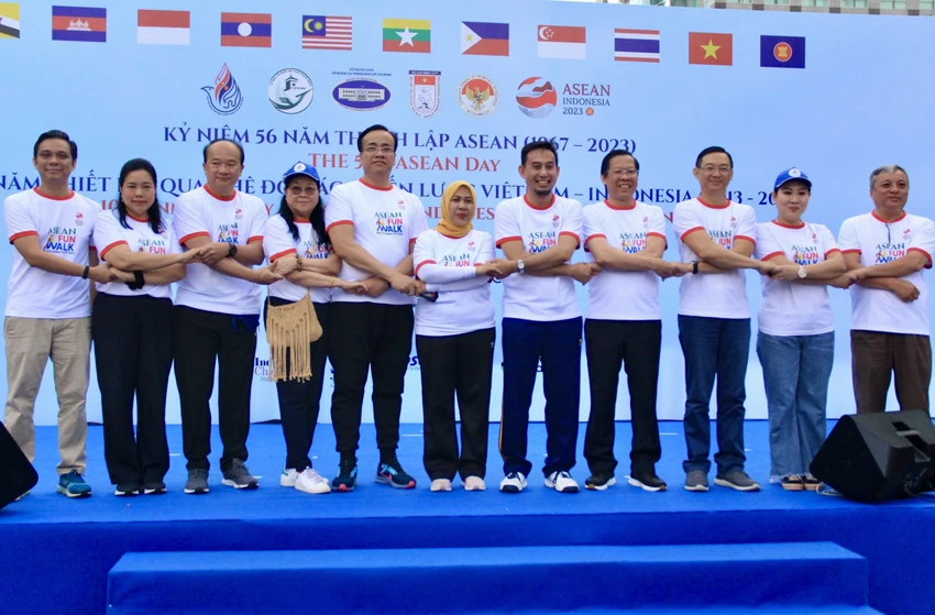 Đại diện các nước ASEAN chụp hình lưu niệm tại sự kiện ASEAN Day Fun Walk. Ảnh: ĐỖ ÂN Đại diện các nước ASEAN chụp hình lưu niệm tại sự kiện ASEAN Day Fun Walk. Ảnh: ĐỖ ÂN
