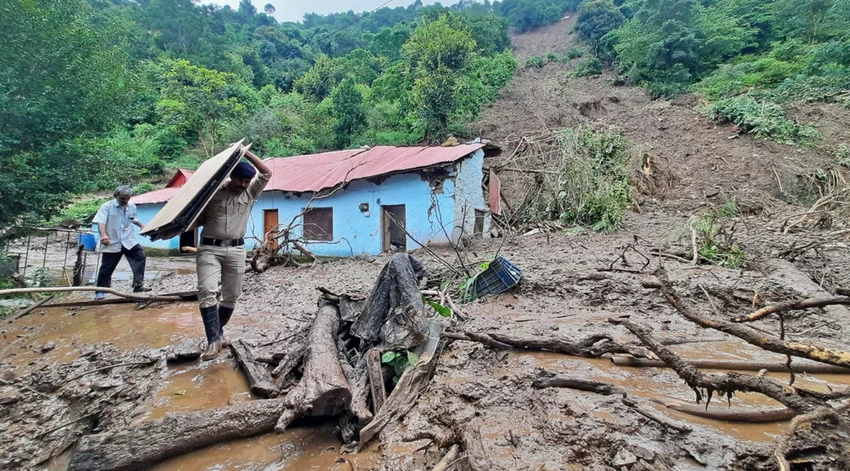 Mưa lớn tàn phá quận Solan, bang Himachal Pradesh (Ấn Độ) ngày 14-8. Ảnh: AFP Mưa lớn tàn phá quận Solan, bang Himachal Pradesh (Ấn Độ) ngày 14-8. Ảnh: AFP
