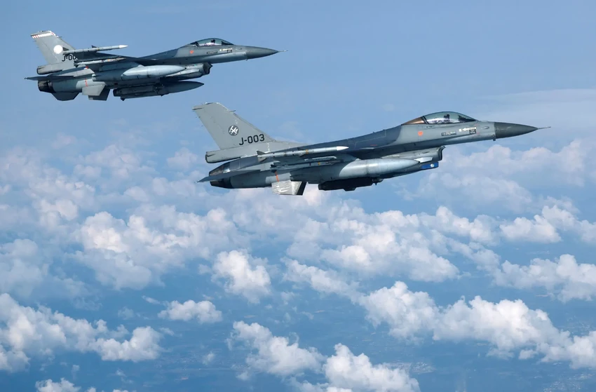 Máy bay chiến đấu F-16 của Không quân Hà Lan bay trên không phận Hà Lan vào tháng 7. Ảnh: REUTERS Máy bay chiến đấu F-16 của Không quân Hà Lan bay trên không phận Hà Lan vào tháng 7. Ảnh: REUTERS