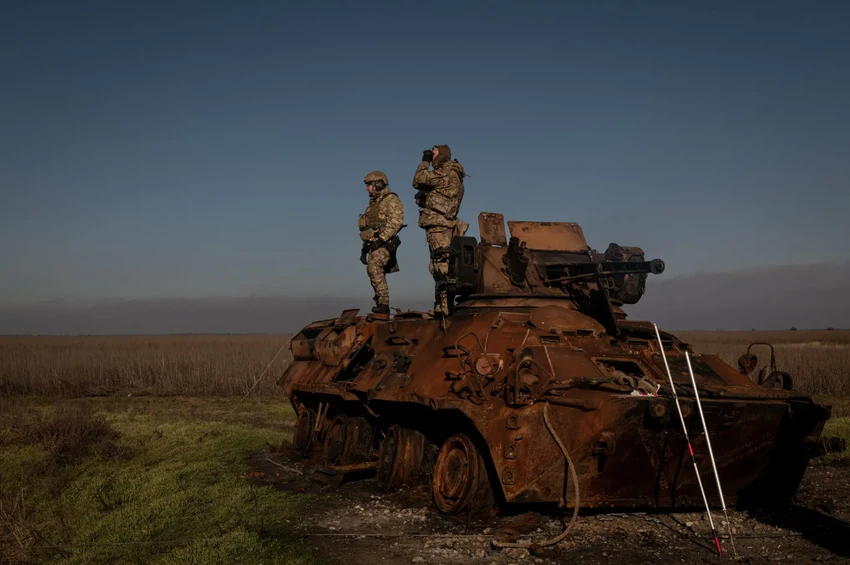 Phương tiện quân sự Ukraine bị phá hủy ở làng Pravdyne, tỉnh Kherson hồi tháng 1. Ảnh: THE NEW YORK TIMES Phương tiện quân sự Ukraine bị phá hủy ở làng Pravdyne, tỉnh Kherson hồi tháng 1. Ảnh: THE NEW YORK TIMES