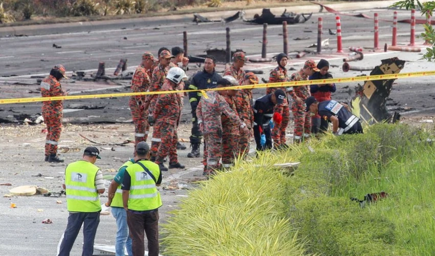 Lực lượng chức năng Malaysia làm việc tại hiện trường tai nạn ngày 17-8. Ảnh: REUTERS