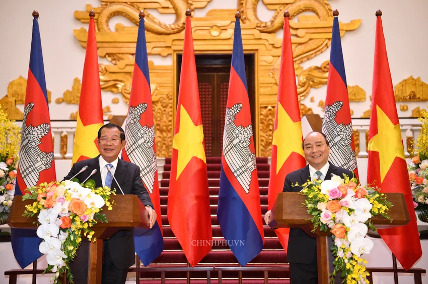 Hai bên nhất trí tiếp tục thúc đẩy quan hệ hai nước theo phương châm “láng giềng tốt đẹp, hữu nghị truyền thống, hợp tác toàn diện, bền vững lâu dài”; tăng cường hơn nữa hiệu quả hợp tác quốc phòng - an ninh nhằm bảo vệ vững chắc môi trường hòa bình, an ninh và ổn định của mỗi nước. Ảnh: TTXVN Hai bên nhất trí tiếp tục thúc đẩy quan hệ hai nước theo phương châm “láng giềng tốt đẹp, hữu nghị truyền thống, hợp tác toàn diện, bền vững lâu dài”; tăng cường hơn nữa hiệu quả hợp tác quốc phòng - an ninh nhằm bảo vệ vững chắc môi trường hòa bình, an ninh và ổn định của mỗi nước. Ảnh: TTXVN