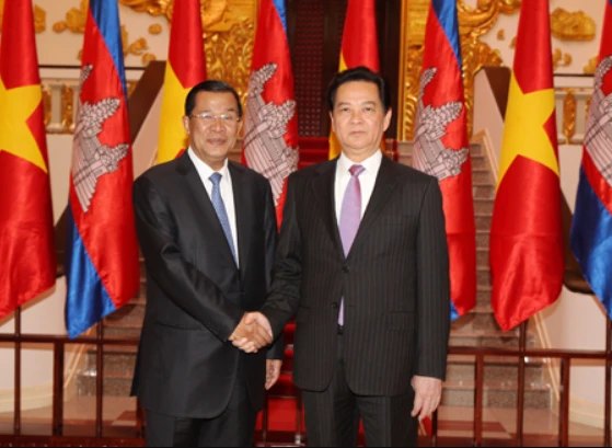 Thủ tướng Nguyễn Tấn Dũng (phải) đón Thủ tướng Campuchia Hun Sen thăm Việt Nam vào ngày 26-12-2023. Ảnh: TTXVN Thủ tướng Nguyễn Tấn Dũng (phải) đón Thủ tướng Campuchia Hun Sen thăm Việt Nam vào ngày 26-12-2023. Ảnh: TTXVN
