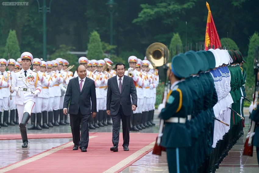 Thủ tướng Nguyễn Xuân Phúc (trái) chủ trì lễ đón Thủ tướng Hun Sen trong chuyến thăm Việt Nam từ ngày 4 đến ngày 5-10-2019. Ảnh: VPG Thủ tướng Nguyễn Xuân Phúc (trái) chủ trì lễ đón Thủ tướng Hun Sen trong chuyến thăm Việt Nam từ ngày 4 đến ngày 5-10-2019. Ảnh: VPG