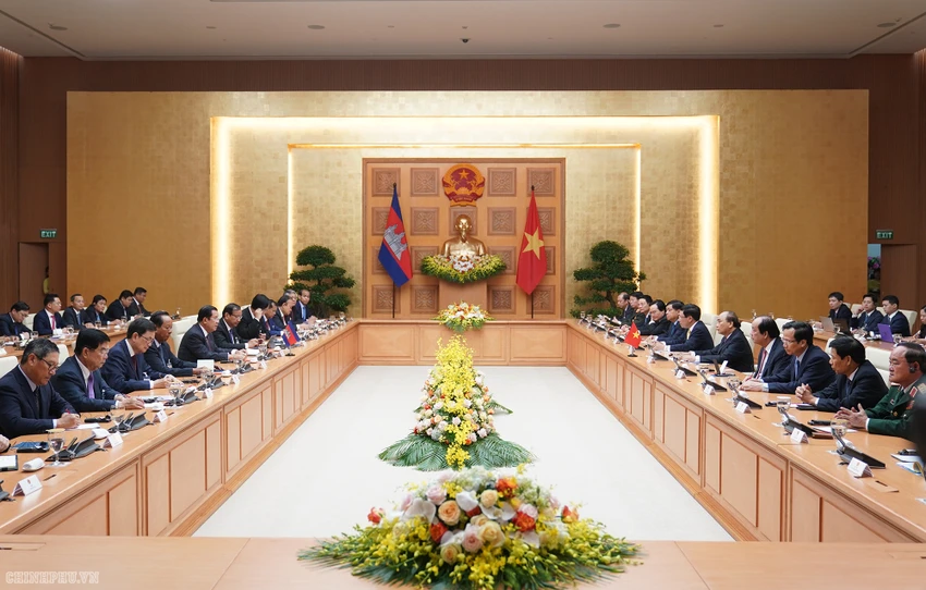 Hai bên đánh giá cao ý nghĩa của việc ký hai văn kiện pháp lý ghi nhận thành quả phân công tác giới cắm mốc biên giới đất liền (khoảng 84%), nhấn mạnh đây là dấu mốc lịch sử trong tiến trình giải quyết biên giới đất liền giữa hai nước; nhất trí sớm hoàn thành công tác phân giới cắm mốc đối với các đoạn biên giới còn lại trong thời gian tới. Ảnh: VPG Hai bên đánh giá cao ý nghĩa của việc ký hai văn kiện pháp lý ghi nhận thành quả phân công tác giới cắm mốc biên giới đất liền (khoảng 84%), nhấn mạnh đây là dấu mốc lịch sử trong tiến trình giải quyết biên giới đất liền giữa hai nước; nhất trí sớm hoàn thành công tác phân giới cắm mốc đối với các đoạn biên giới còn lại trong thời gian tới. Ảnh: VPG