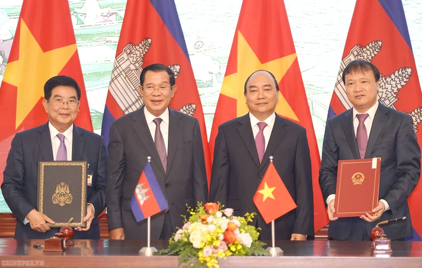 Các văn kiện hợp tác bao gồm bản ghi nhớ giữa Bộ Tài chính Việt Nam và Bộ Kinh tế và Tài chính Campuchia về hợp tác và hỗ trợ lẫn nhau trong lĩnh vực hải quan, bản ghi nhớ giữa Chính phủ Việt Nam và Chính phủ Campuchia về phát triển và kết nối hạ tầng thương mại biên giới,…Ảnh: VPG Các văn kiện hợp tác bao gồm bản ghi nhớ giữa Bộ Tài chính Việt Nam và Bộ Kinh tế và Tài chính Campuchia về hợp tác và hỗ trợ lẫn nhau trong lĩnh vực hải quan, bản ghi nhớ giữa Chính phủ Việt Nam và Chính phủ Campuchia về phát triển và kết nối hạ tầng thương mại biên giới,…Ảnh: VPG