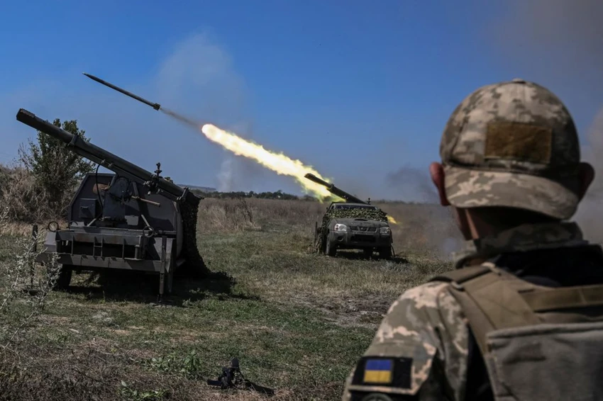 Lính Ukraine bắn tên lửa về phía mục tiêu Nga ở tiền tuyến tại tỉnh Zaporizhia. Ảnh: REUTERS Lính Ukraine bắn tên lửa về phía mục tiêu Nga ở tiền tuyến tại tỉnh Zaporizhia. Ảnh: REUTERS