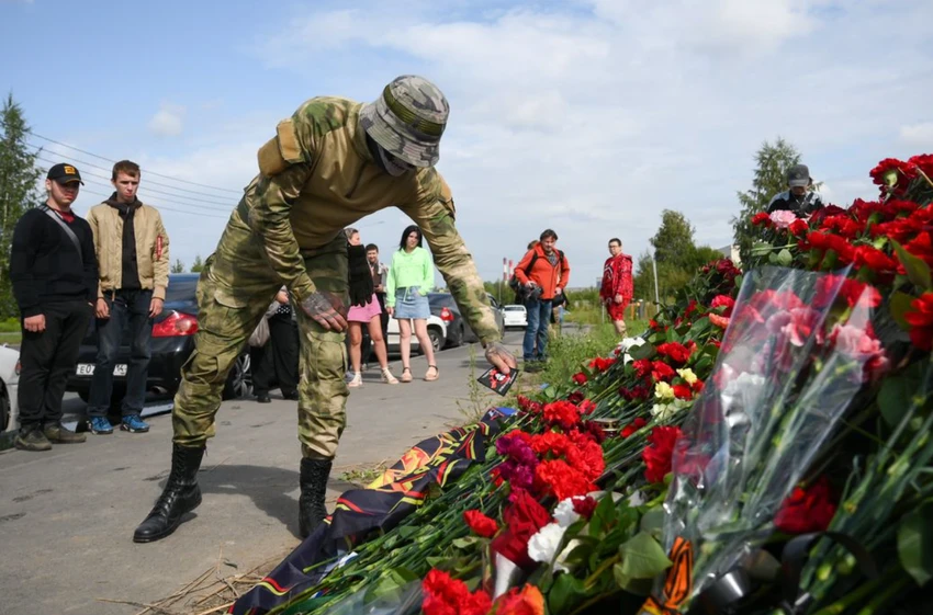 Lính Wagner đặt hoa tưởng niệm ông Yevgeny Prigozhin tại TP St. Petersburg (Nga) ngày 24-8. Ảnh: REUTERS Lính Wagner đặt hoa tưởng niệm ông Yevgeny Prigozhin tại TP St. Petersburg (Nga) ngày 24-8. Ảnh: REUTERS