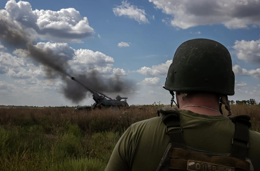 Lính Ukraine ở tỉnh Donetsk nã pháo tự hành vào mục tiêu Nga hôm 26-8. Ảnh: THE NEW YORK TIMES Lính Ukraine ở tỉnh Donetsk nã pháo tự hành vào mục tiêu Nga hôm 26-8. Ảnh: THE NEW YORK TIMES