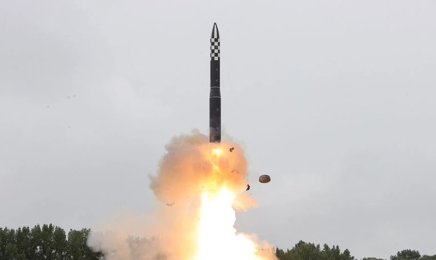 Tên lửa đạn đạo liên lục địa Hwasong-18 của Triều Tiên được phóng vào ngày 12-7. Ảnh: KCNA/REUTERS Tên lửa đạn đạo liên lục địa Hwasong-18 của Triều Tiên được phóng vào ngày 12-7. Ảnh: KCNA/REUTERS