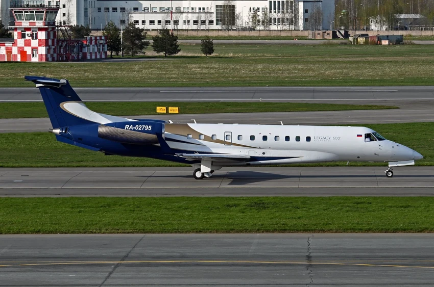 Máy bay Embraer Legacy 600 của trùm Wagner Yevgeny Prigozhin tại TP St. Petersburg (Nga) ngày 9-5. ẢNH: LUBA OSTROVSKAYA/REUTERS Máy bay Embraer Legacy 600 của trùm Wagner Yevgeny Prigozhin tại TP St. Petersburg (Nga) ngày 9-5. ẢNH: LUBA OSTROVSKAYA/REUTERS