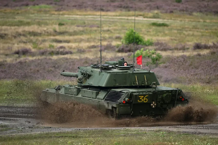 Lính Ukraine huấn luyện xe tăng Leopard 1A5 vào tháng 8-2023 ở Klietz, Đức. Ảnh: REUTERS