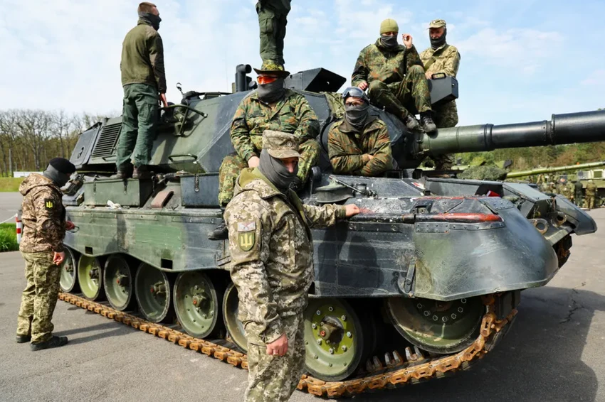 Lính Ukraine đứng cạnh xe tăng Leopard 1A5 tại căn cứ Bundeswehr của Đức ở đô thị Klietz. Ảnh: REUTERS