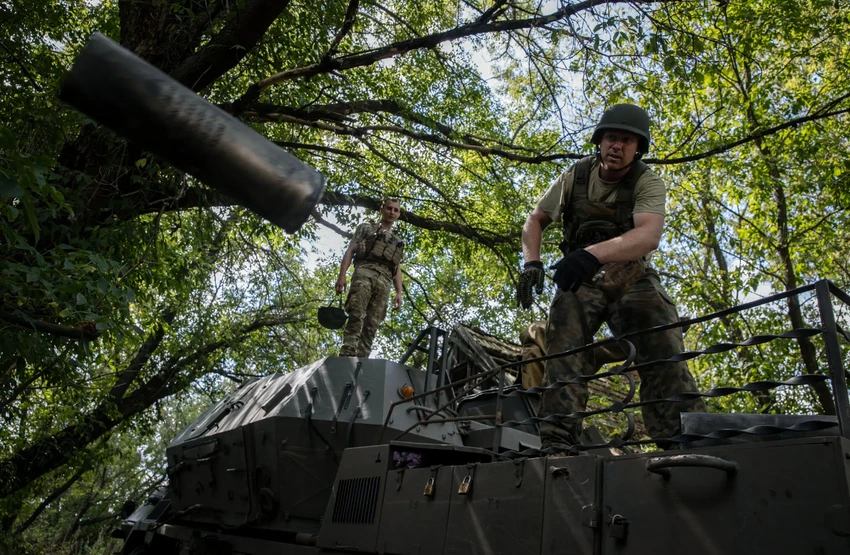 Lính Ukraine vận hành pháo DANA ở tỉnh Donetsk vào ngày 26-8. Ảnh: THE NEW YORK TIMES Lính Ukraine vận hành pháo DANA ở tỉnh Donetsk vào ngày 26-8. Ảnh: THE NEW YORK TIMES
