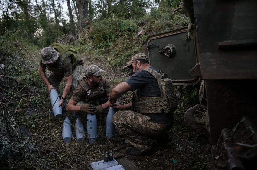 Lính Ukraine đang tiếp đạn pháo 122 mm ở TP Bakhmut (tỉnh Donetsk). Ảnh: THE NEW YORK TIMES Lính Ukraine đang tiếp đạn pháo 122 mm ở TP Bakhmut (tỉnh Donetsk). Ảnh: THE NEW YORK TIMES