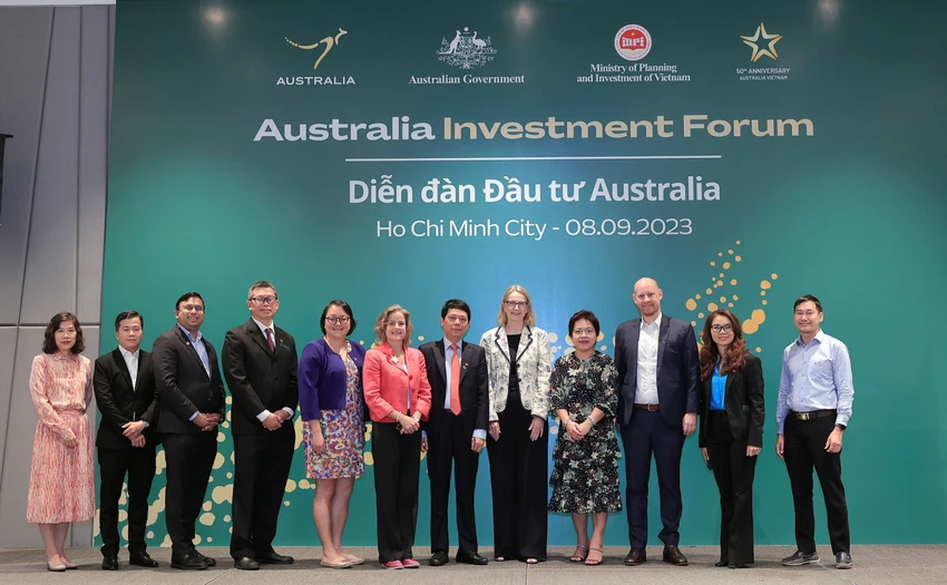 Đại diện chính phủ Việt Nam, Úc và các diễn giả tại “Diễn đàn đầu tư Úc 2023”. Ảnh: TỔNG LÃNH SỰ QUÁN ÚC