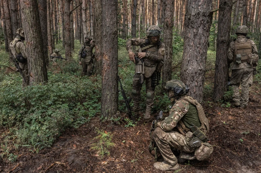 Lính Ukraine ở chiến trường miền đông nước này vào hồi tháng 7. Ảnh: THE NEW YORK TIMES Lính Ukraine ở chiến trường miền đông nước này vào hồi tháng 7. Ảnh: THE NEW YORK TIMES