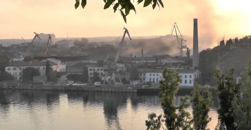 Xưởng đóng tàu ở TP Sevastopol tại Crimea bị tấn công vào ngày 13-9. Ảnh: REUTERS Xưởng đóng tàu ở TP Sevastopol tại Crimea bị tấn công vào ngày 13-9. Ảnh: REUTERS