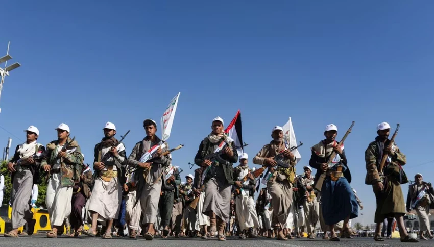 Tàu gián điệp Iran giúp Houthis tấn công tàu trên Biển Đỏ