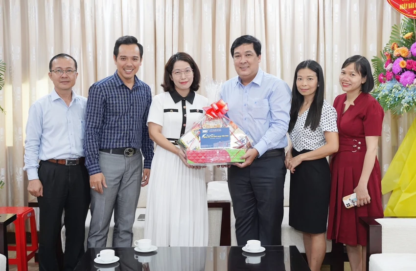 dh-su-pham-tphcm-tham-bao-phap-luat.jpg