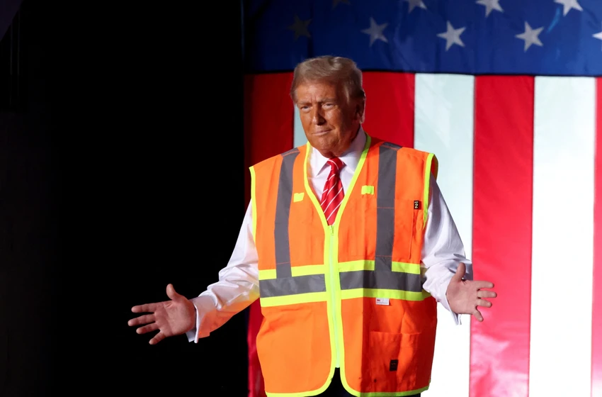 trump-ngoi-tren-xe-rac.png