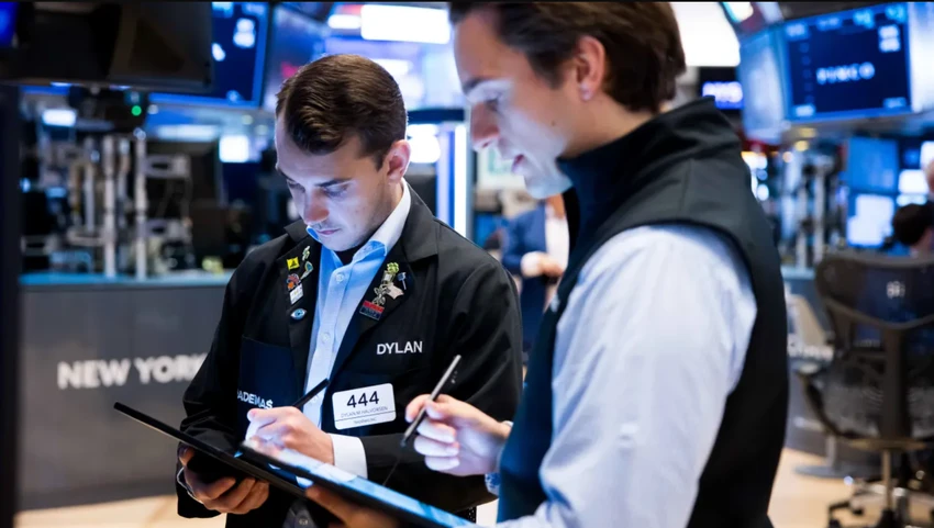 Giá cổ phiếu Mỹ lao dốc, đồng USD tăng sau khi ông Trump gửi thư áp thuế tới 14 nước
